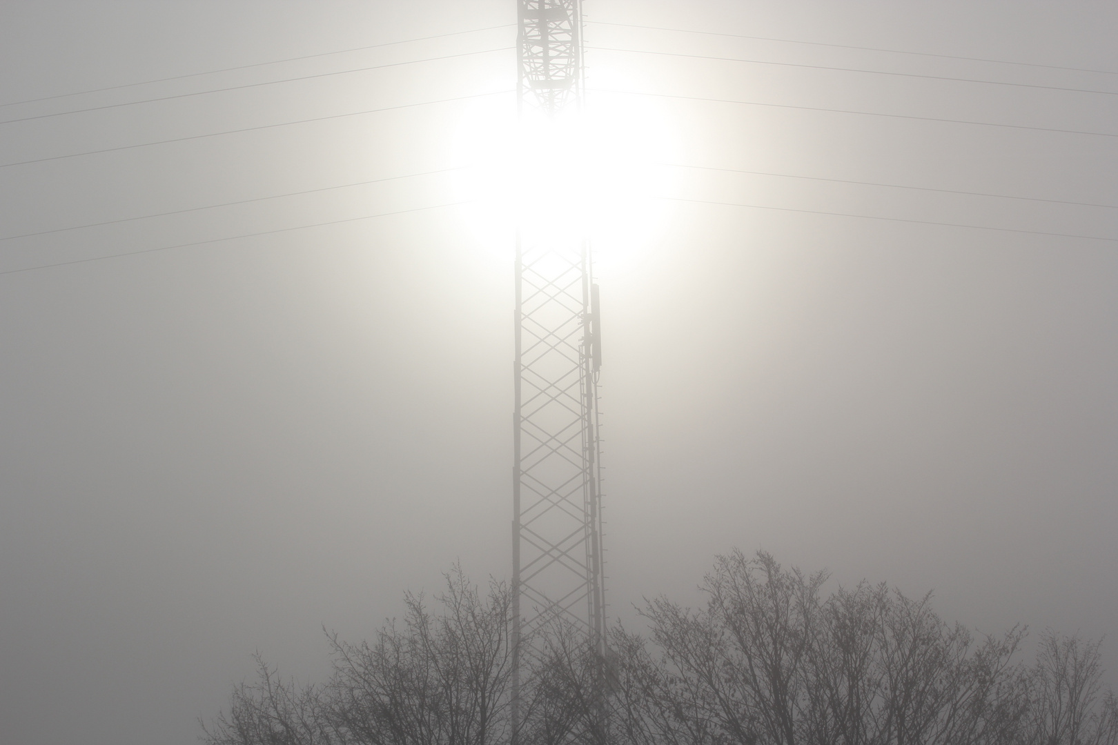 Freileitungsmast (Strommast) steht in Flammen