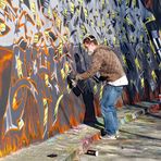 Freiluft-Atelier (1).......ein Graffiti-Künstler bei der Arbeit ...