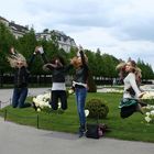 Freischwebende Touristinnen beim Oberen Belvedere