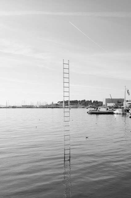 Freistehende Leiter im Wasser