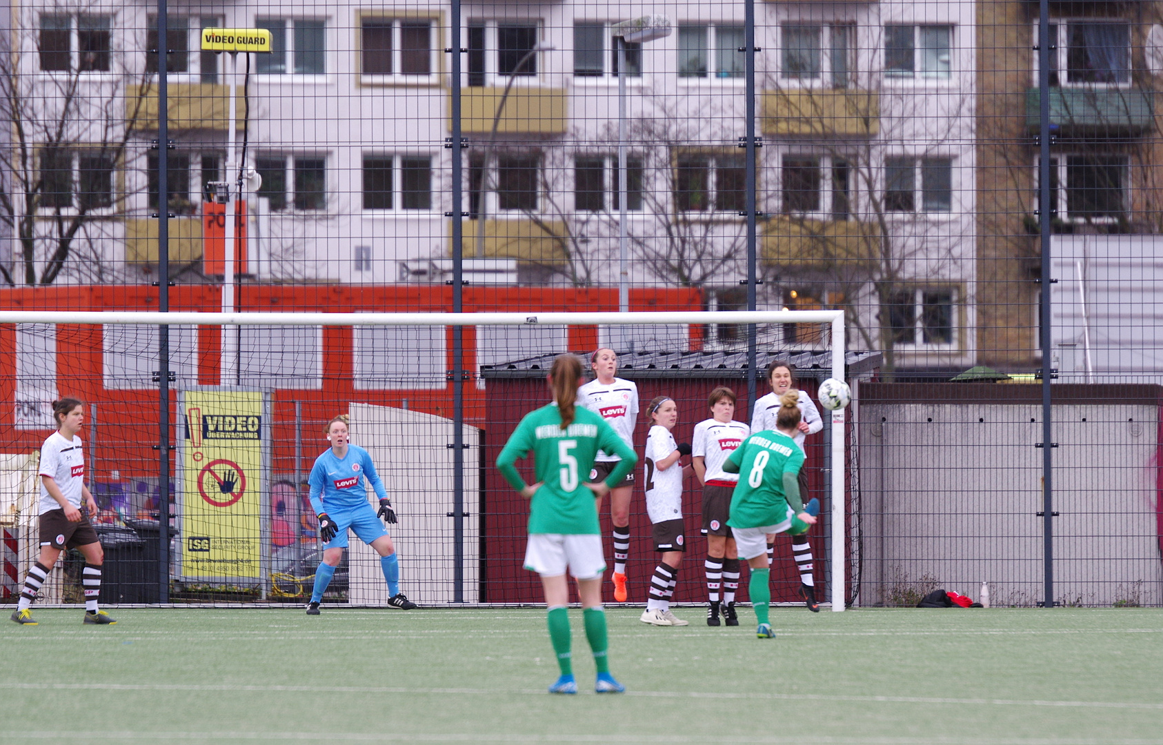 Freistoß vor Amateurfussball Fassade Feldstraße