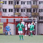 Freistoß vor Amateurfussball Fassade Feldstraße