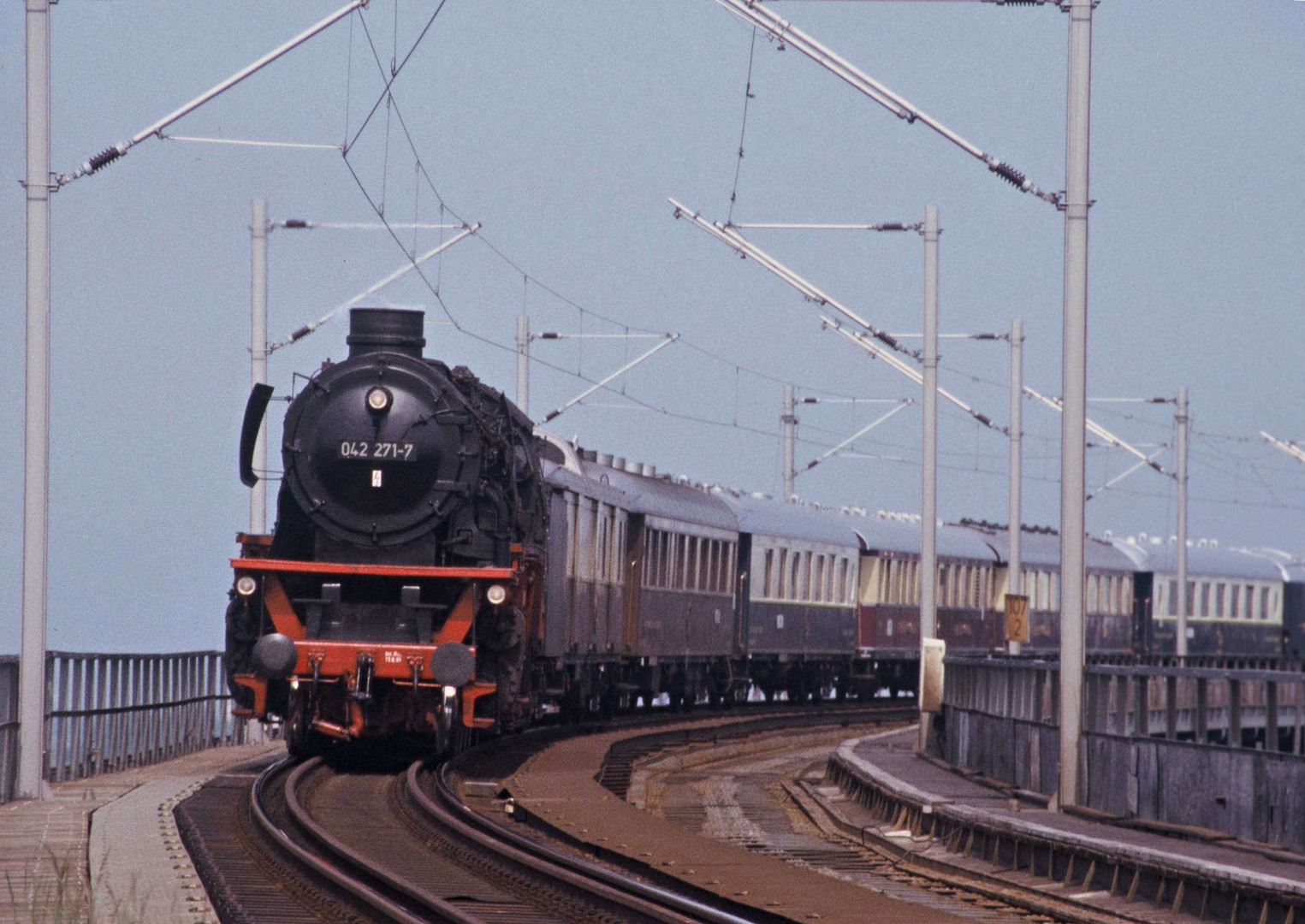 Freitag 29.05.1998, 10.40 Uhr, 042 271-7 vor dem Orient-Express als Sonderzug Rendsburg-Elmshorn