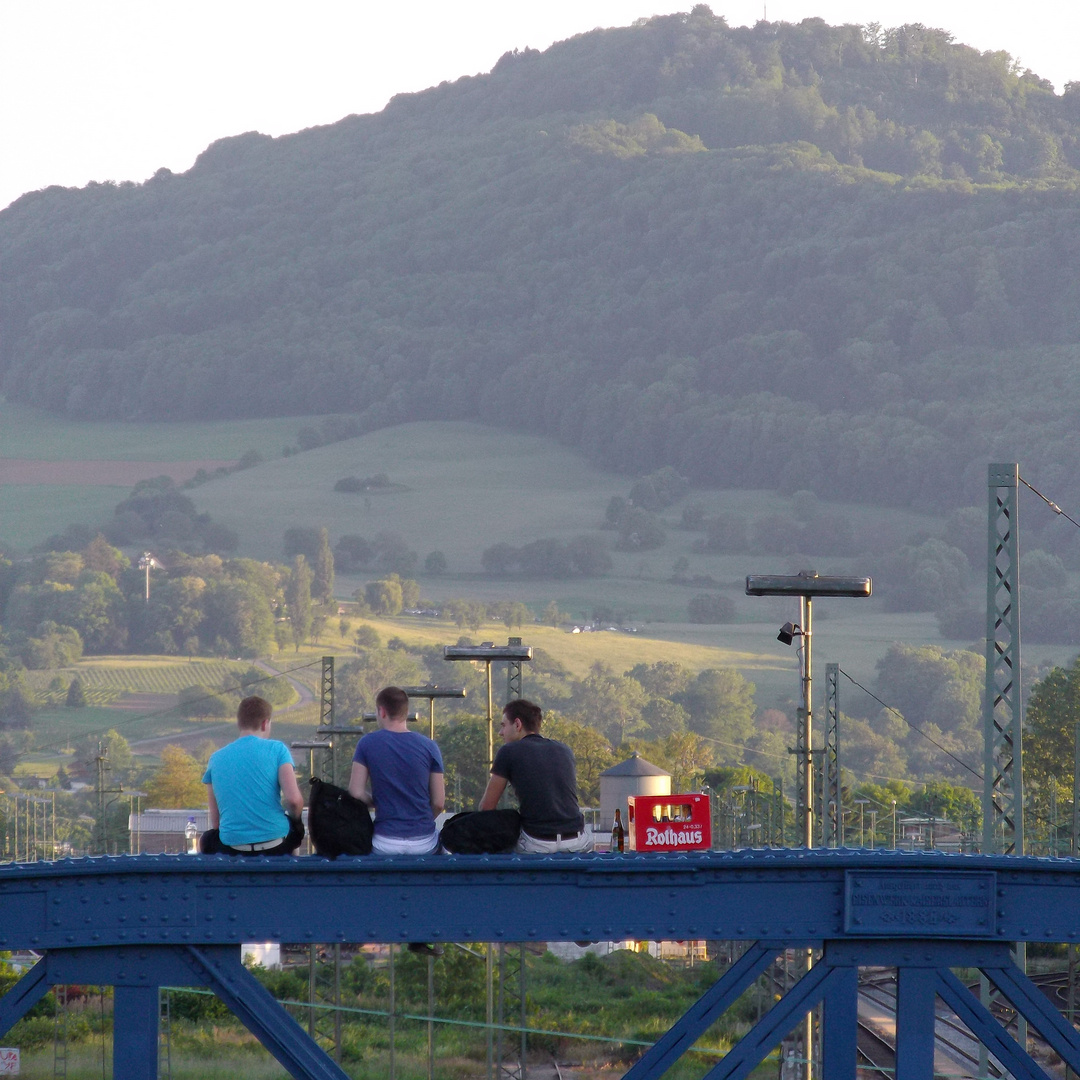 Freitagabend-Stimmung auf der Wiwili-Brücke in Freiburg