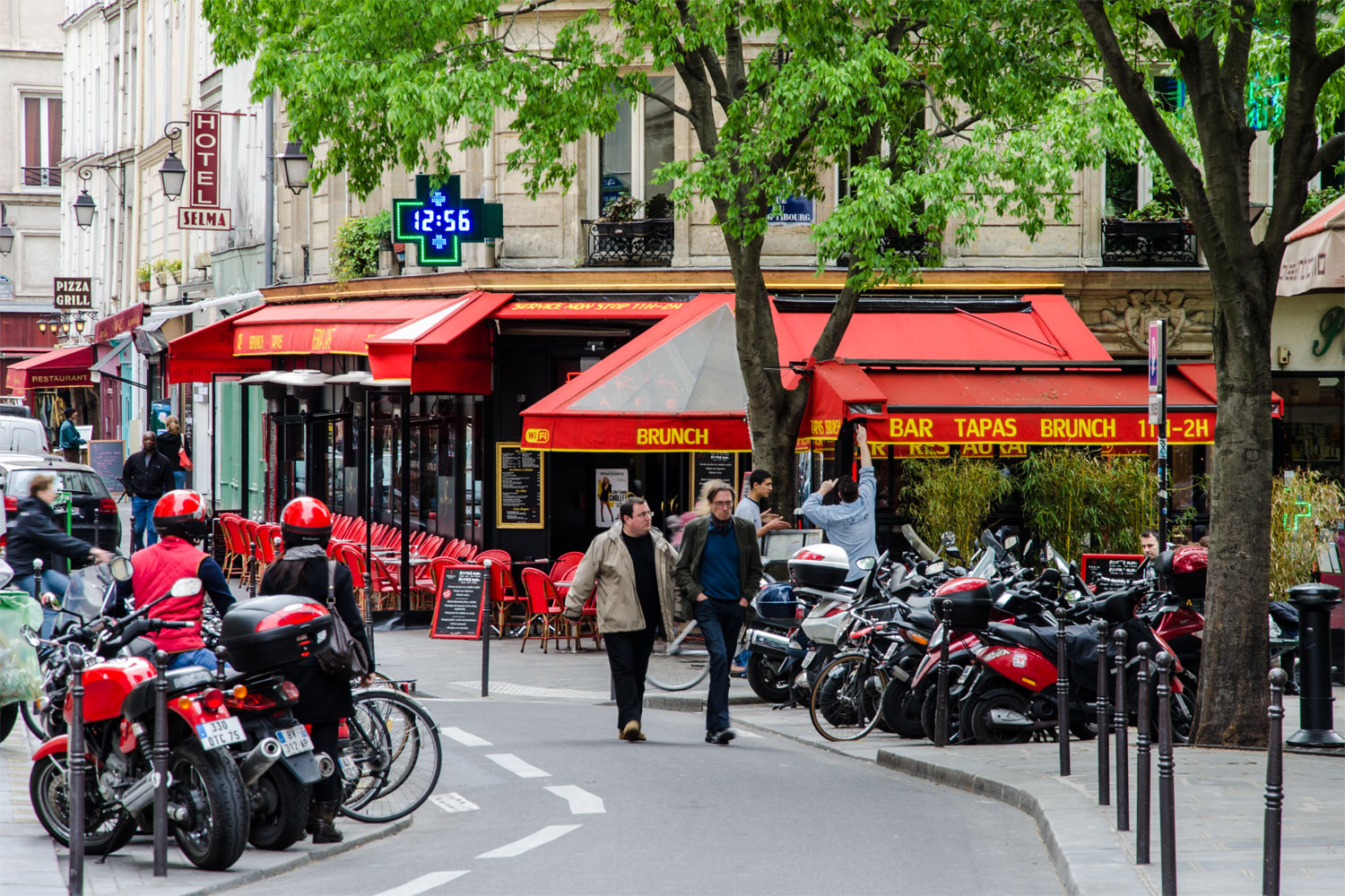 Freitags 12 Uhr 56 ein Wusch im Marais