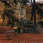 Freitreppe mit Skulptur des Hercules Farnese im Kromlauer Park im Herbst 