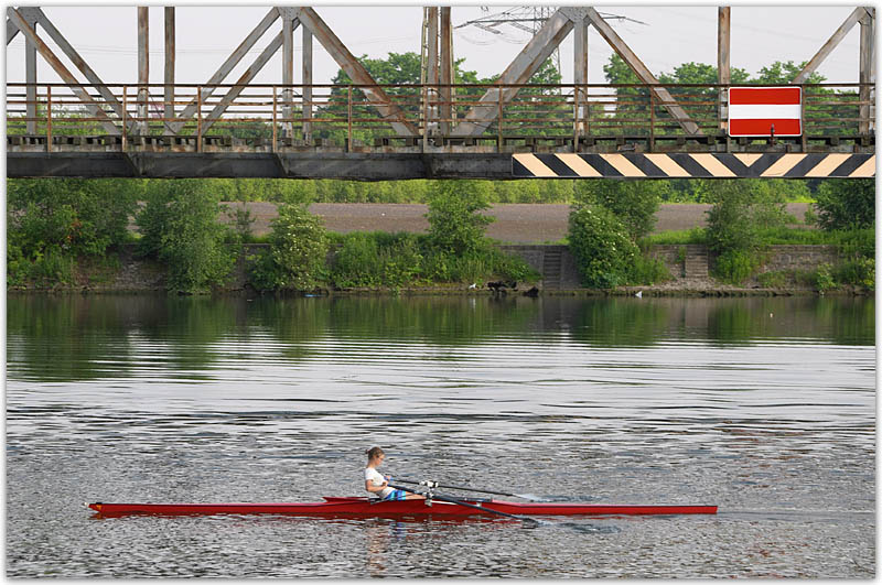 Freizeit am Rhein-Herne-Kanal vor typischer Kulisse