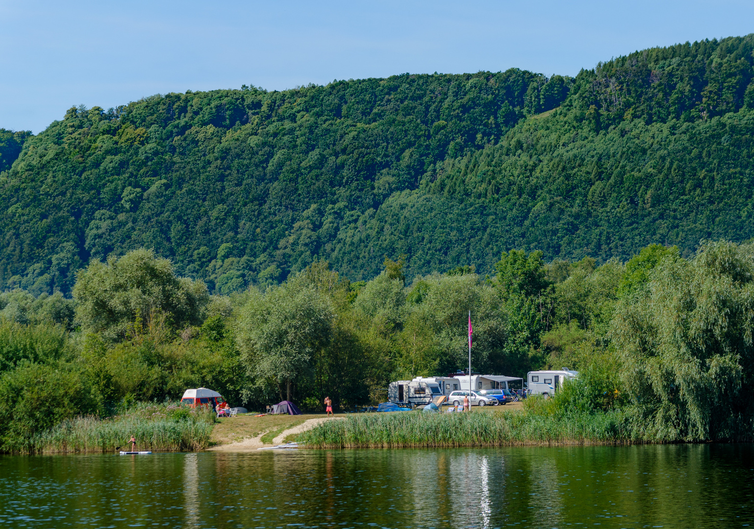 Freizeit und Entspannung am Wasser. 