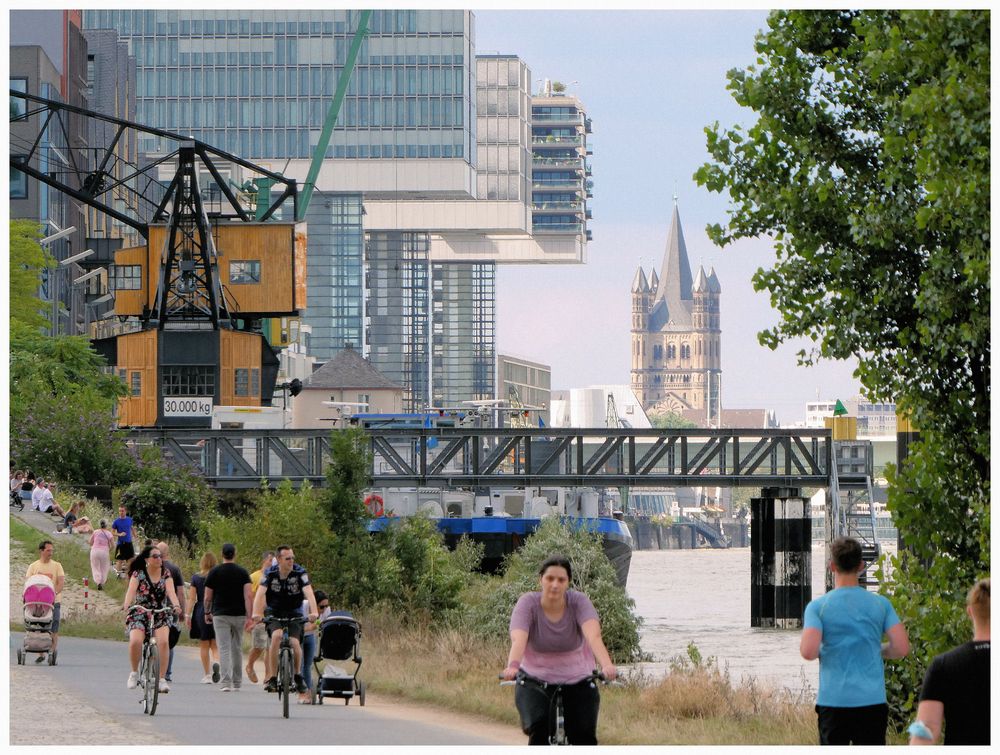 Freizeitbetrieb am Kölner Rheinufer