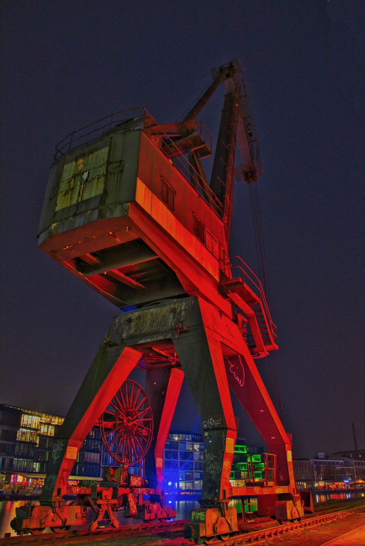 Fremdlicht aus dem Theater beleuchtet den Kran