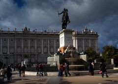 Frente a palacio