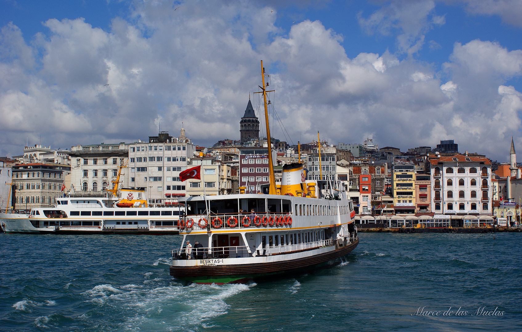 ...frente a Torre Galata...