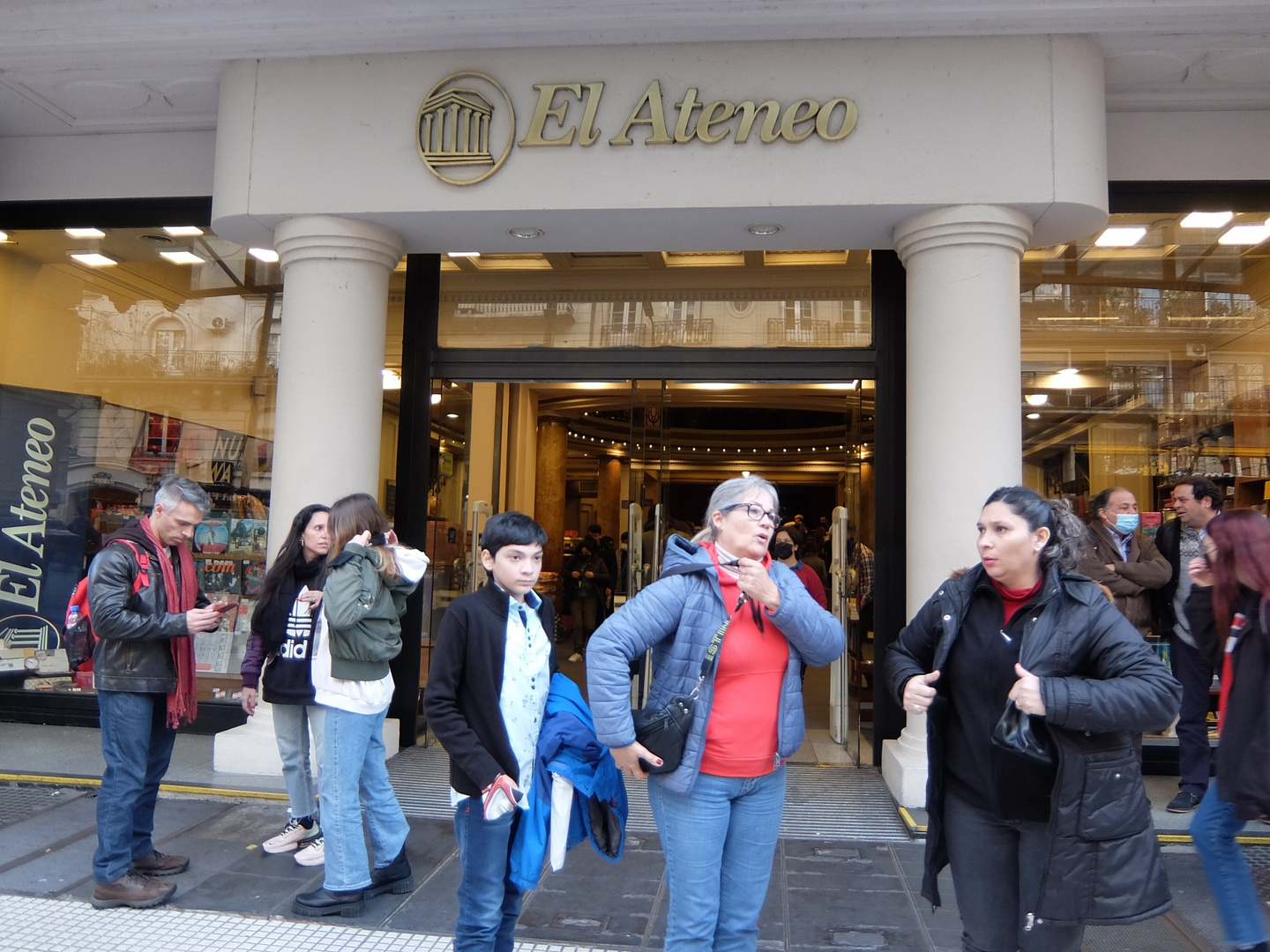 FRENTE DE LA LIBRERIA EL ATENEO