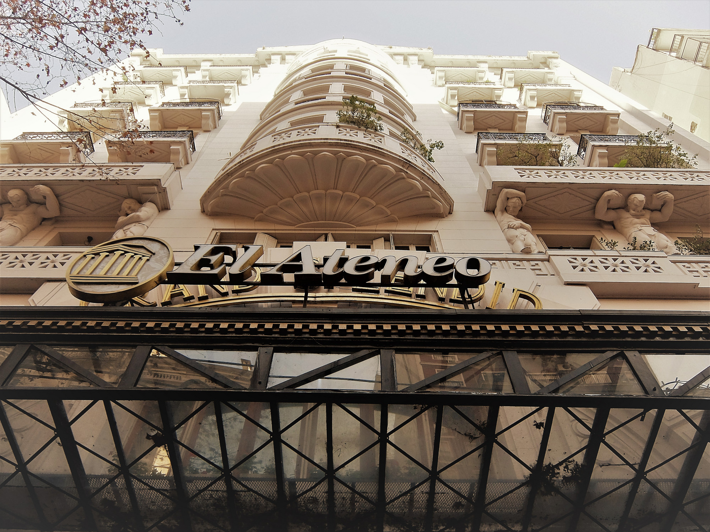 FRENTE DE LA LIBRERIA EL ATENEO