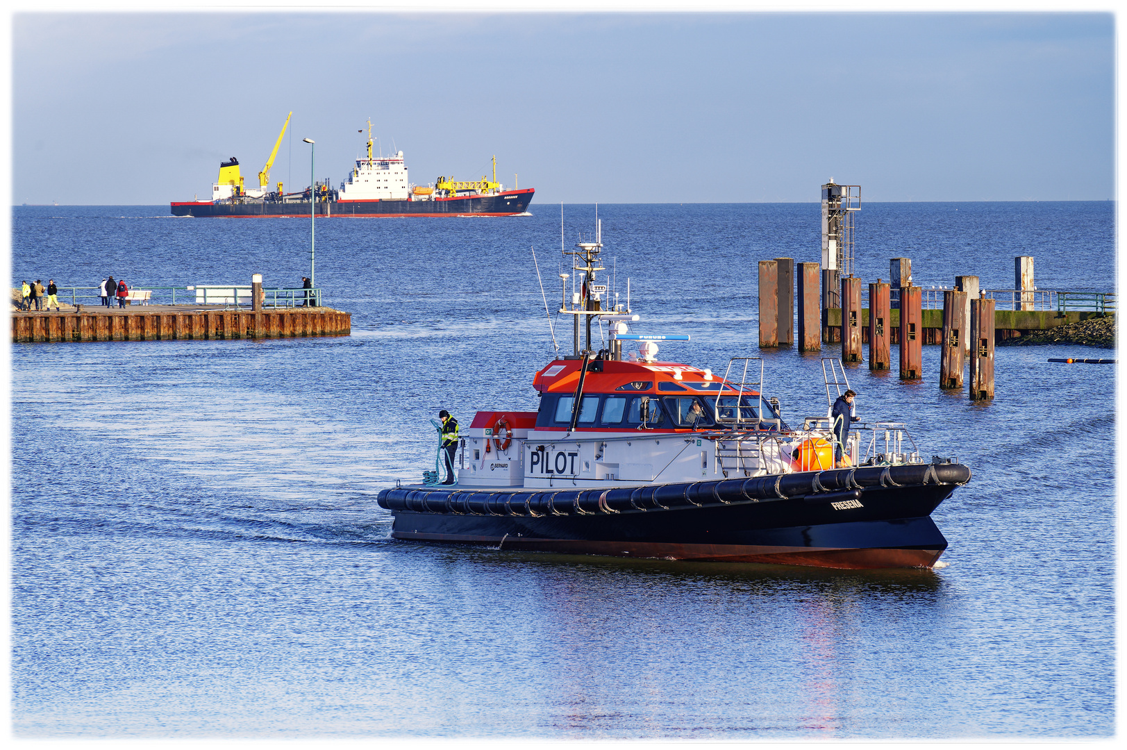 Fresena auf dem Weg zum auftanken im Außenhafen von Hooksiel