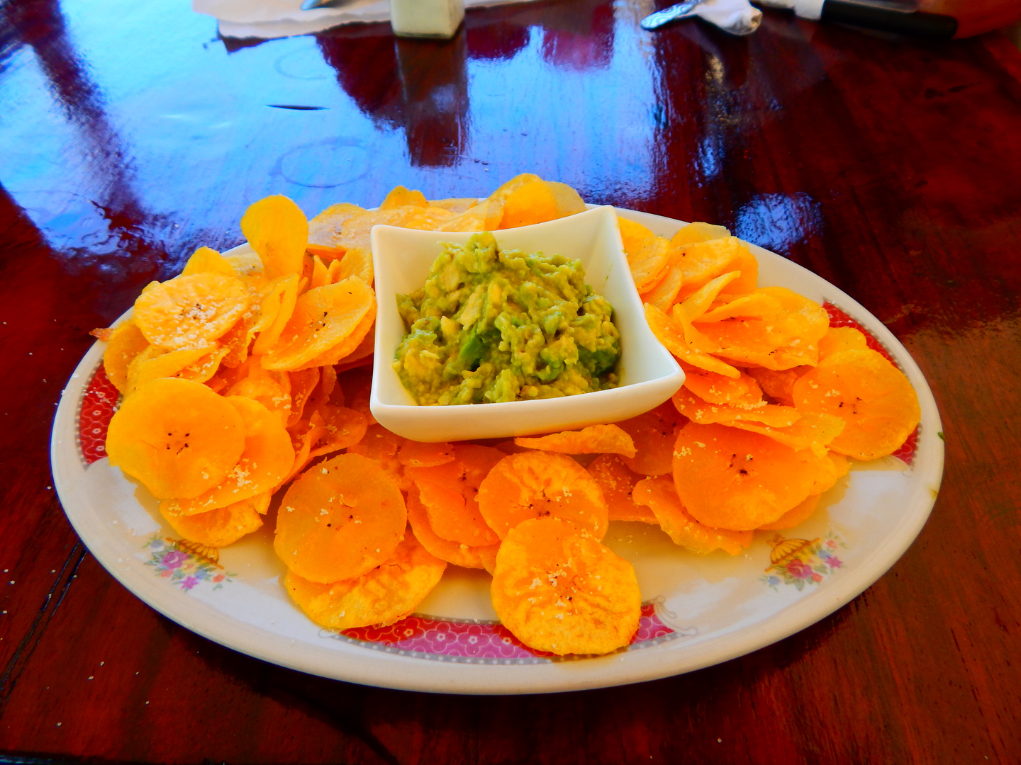 Fresh chips with Avocado dip