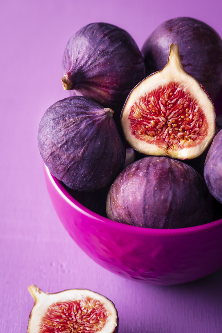 Fresh figs in a pink bowl. Figs close-up