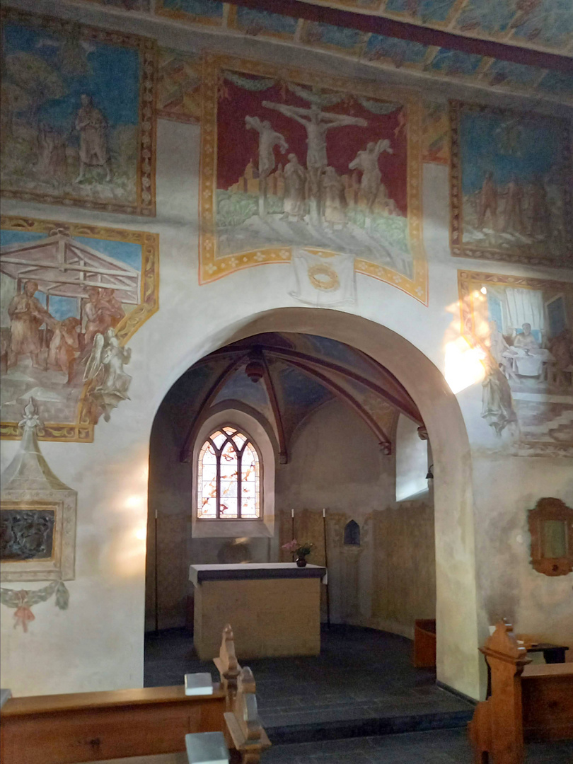 Fresken und Altarraum