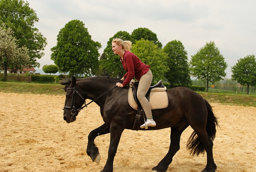 Vollbusige Schwester Beim Reiten Vollbusige Schwester Beim Reiten