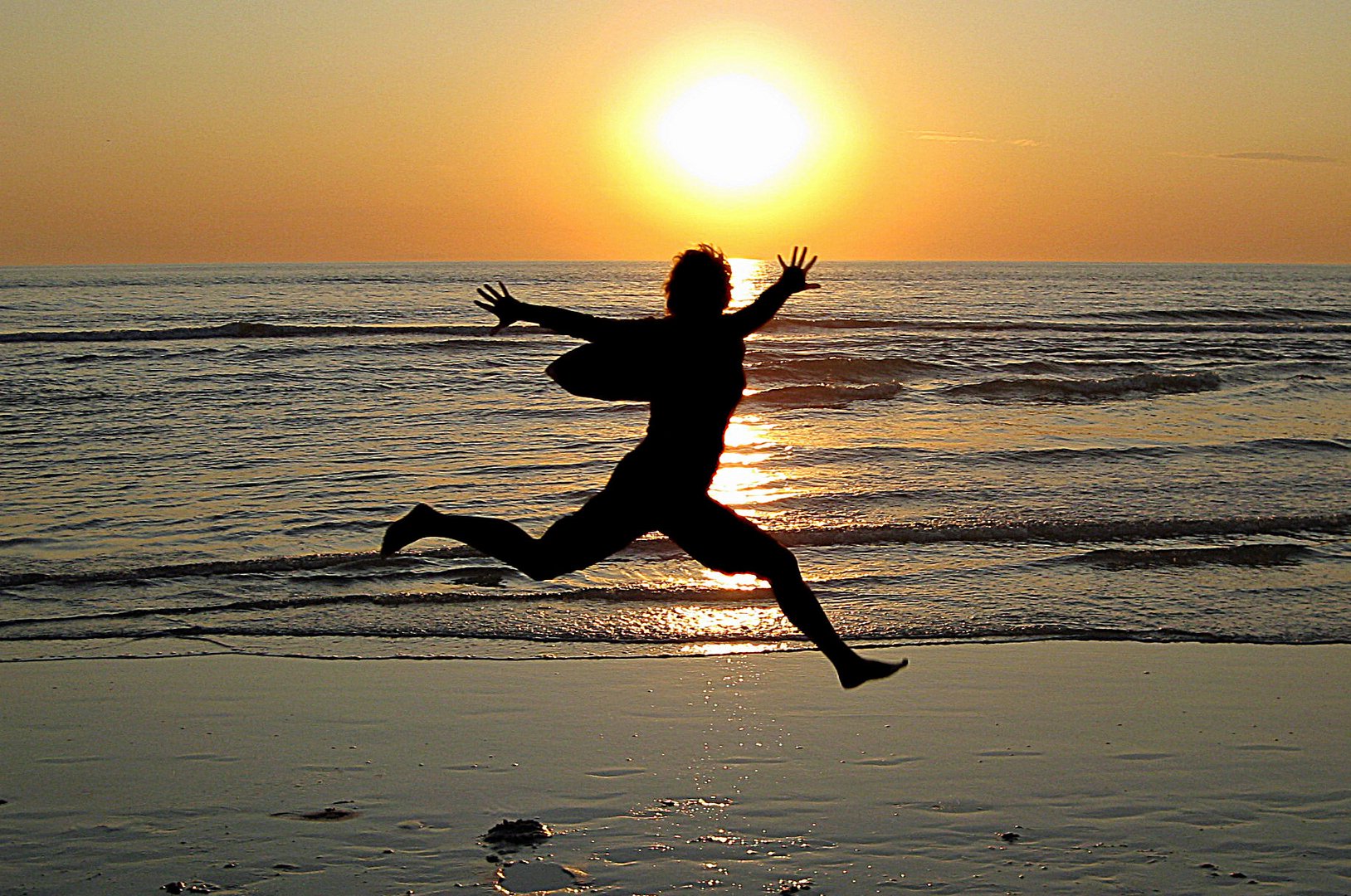 Freudensprünge beim Sonnenuntergang in Henne Strand