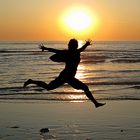 Freudensprünge beim Sonnenuntergang in Henne Strand