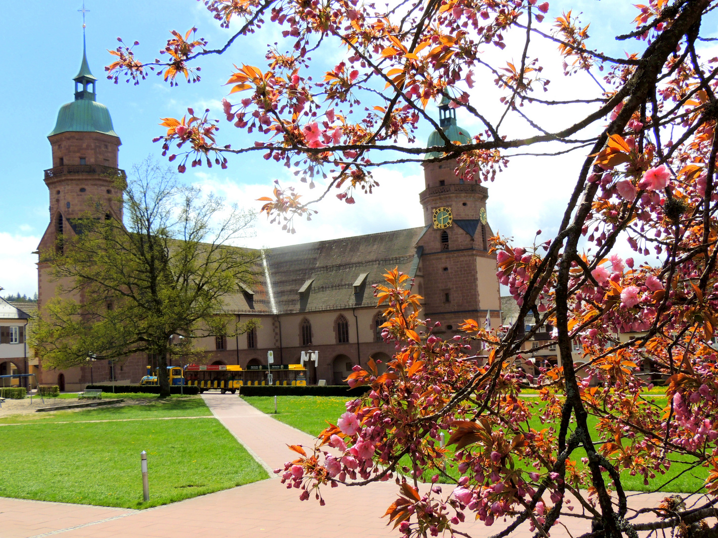 Freudenstadt Europas größter Marktplatz im Frühling Blick zur Kirche