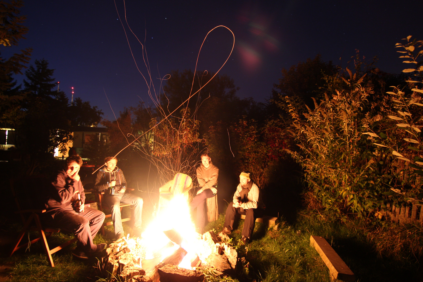Freunde beim Lagerfeuer Foto & Bild erwachsene