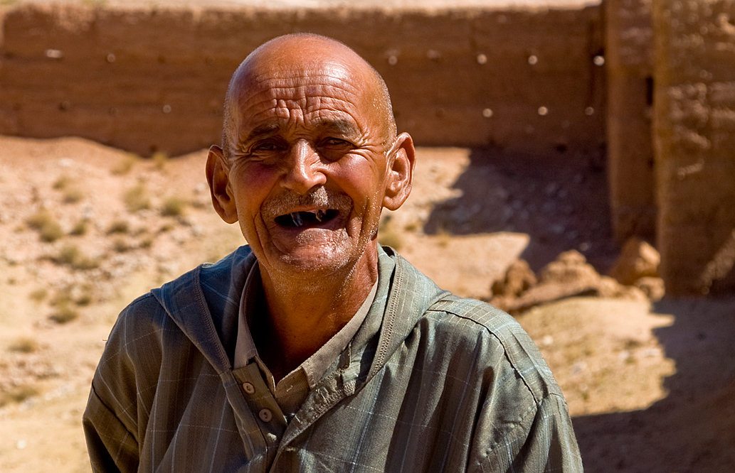 Freundlich grinsend begrüßte uns dieser Berber .....