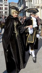 freundlich grüßend - Paar im Carnevale di Venezia 2011