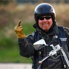 Freundlich grüßt der Biker...