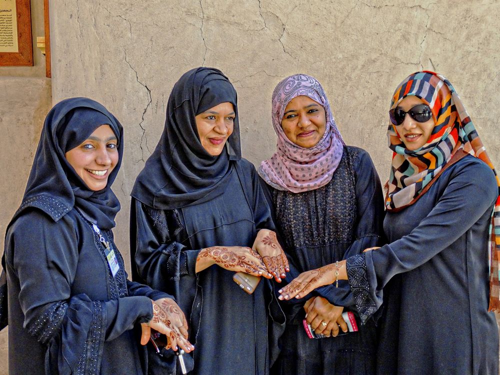 Freundliche Araberinnen zeigen ihre geschmückten Hände