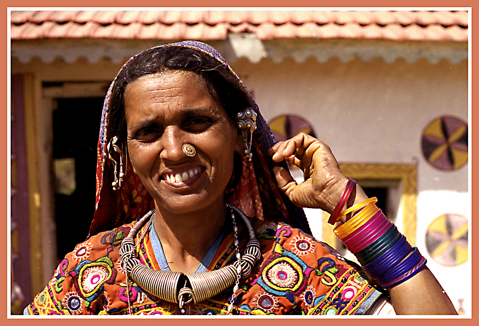 Freundliche Dorfbewohnerin in Gujarat (Indien)