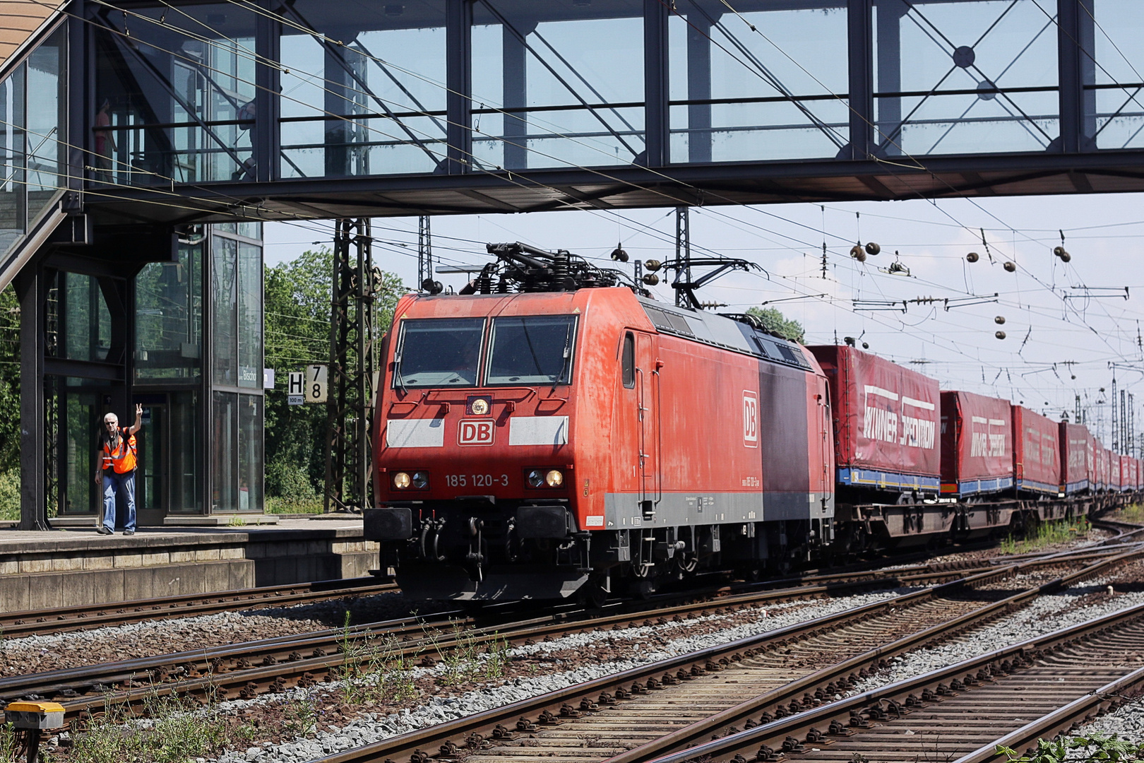 Freundlicher Eisenbahner - 185 120-3 DB mit Containerzug "Winner Spedition"