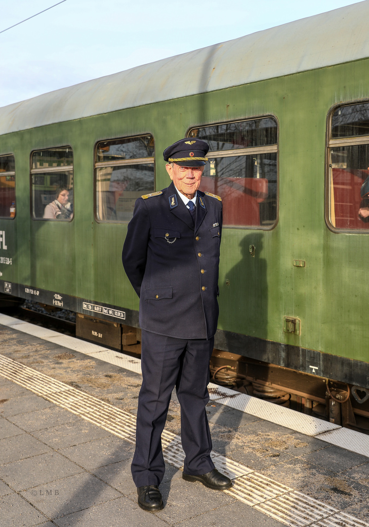 Freundlicher Reichsbahn-Inspektor