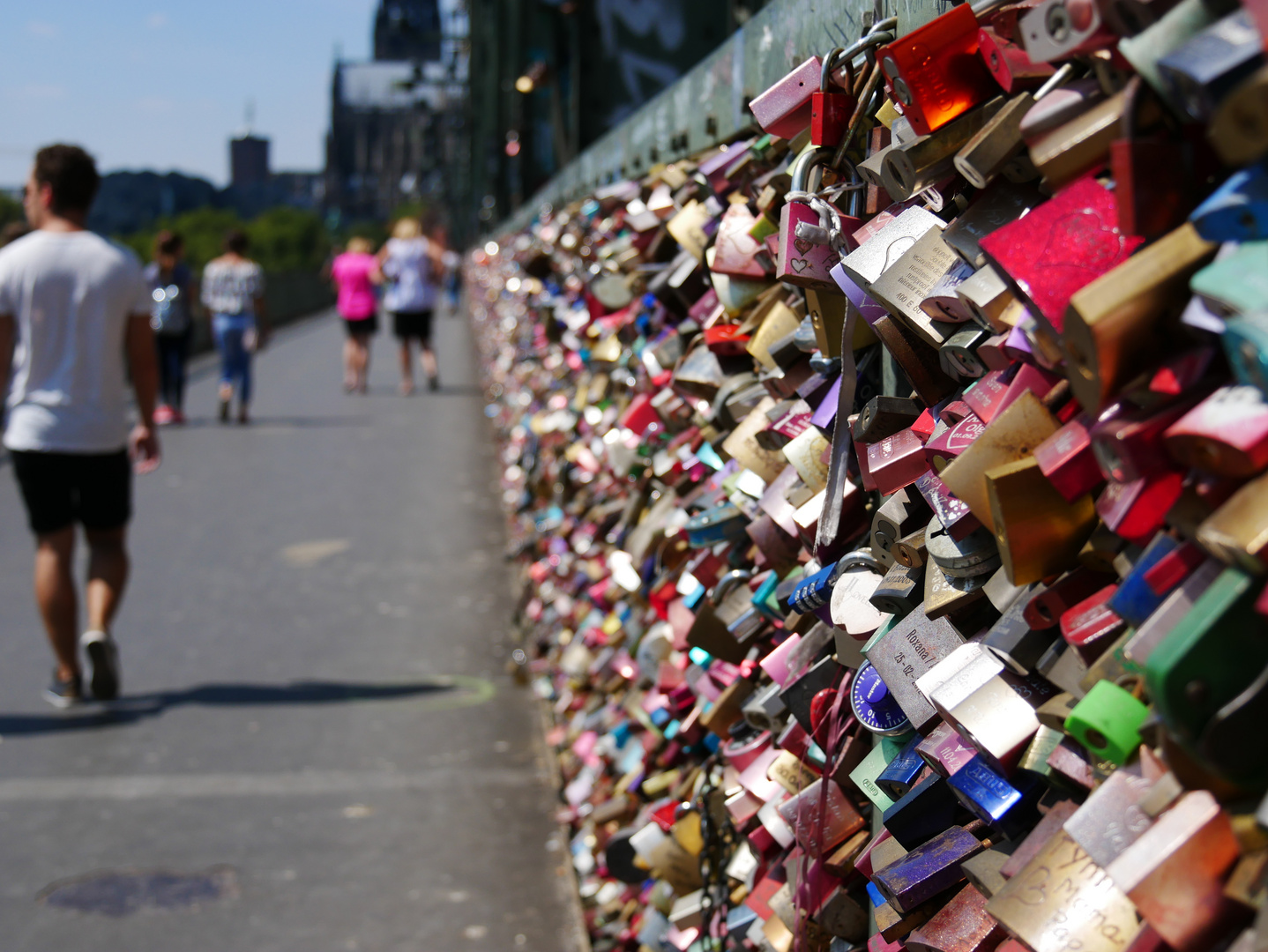 Freundschafts- (Liebes-) Schlösser auf der anderen Hohenzollernbrücke in Köln