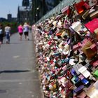 Freundschafts- (Liebes-) Schlösser auf der anderen Hohenzollernbrücke in Köln