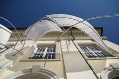 "Fridericianum" Aluminiumrohren und sich windenden Plexiglasbahnen