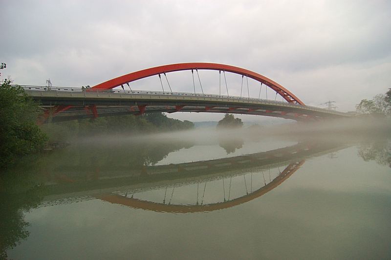 Friedensbrücke im Herbstnebel