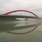 Friedensbrücke im Herbstnebel