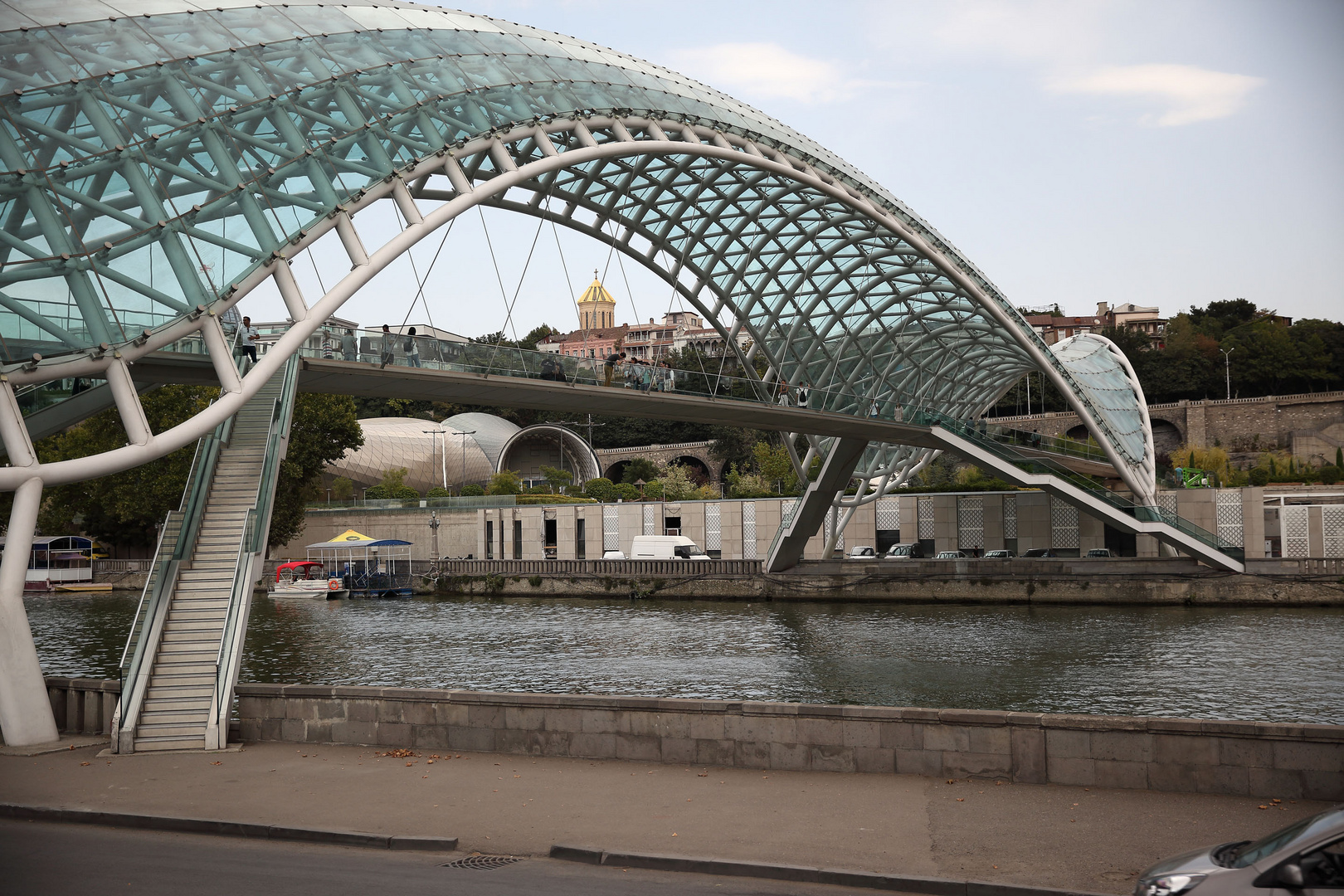 Friedensbrücke über den Fluss