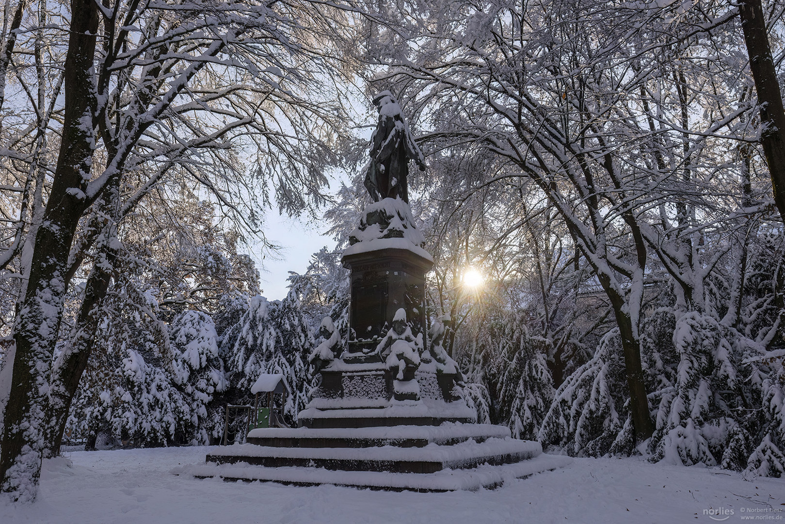 Friedensdenkmal im Gegenlicht