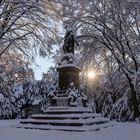 Friedensdenkmal im Gegenlicht