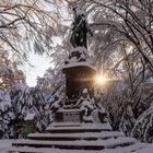 Friedensdenkmal mit Sonne