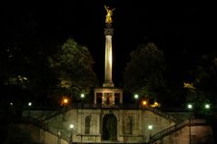 Friedensengel bei Nacht