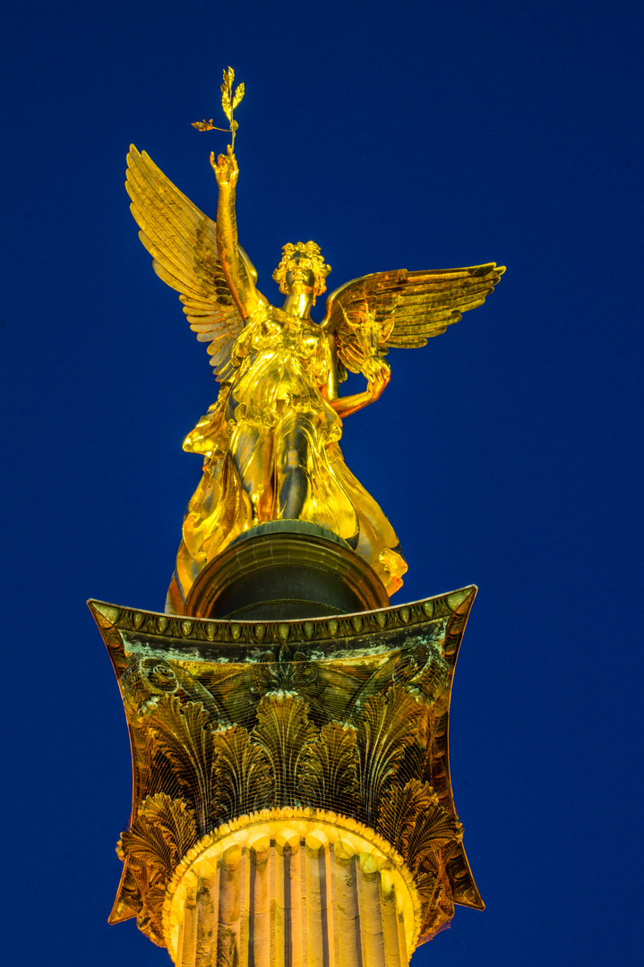 Friedensengel bei Nacht