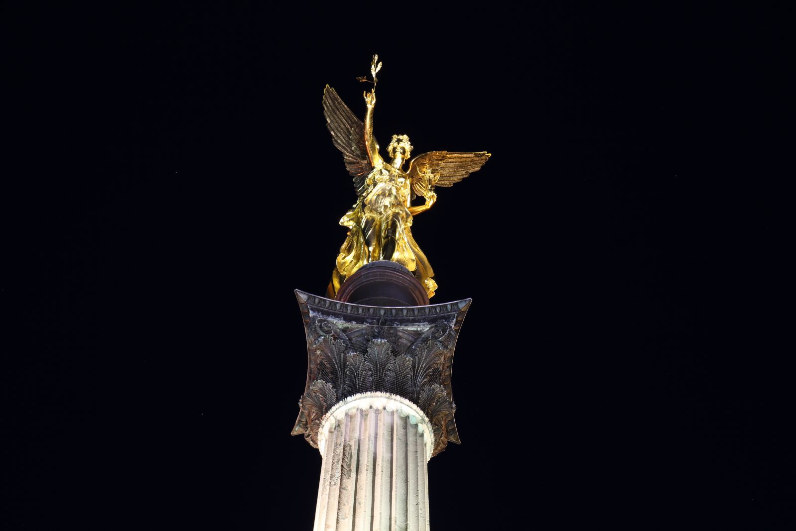 Friedensengel bei Nacht