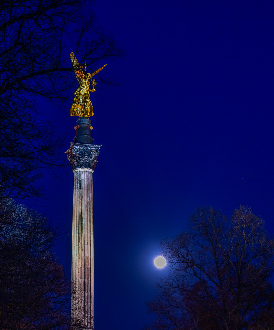 Friedensengel bei Vollmond