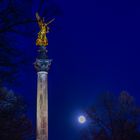 Friedensengel bei Vollmond