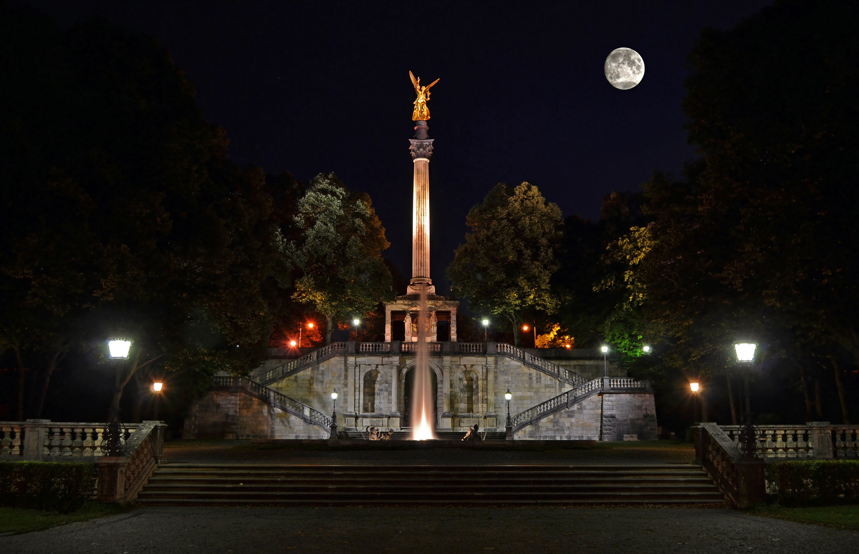 Friedensengel bei Vollmond