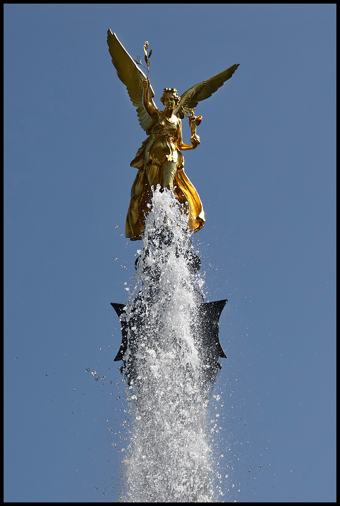 Friedensengel mit Raketenantrieb